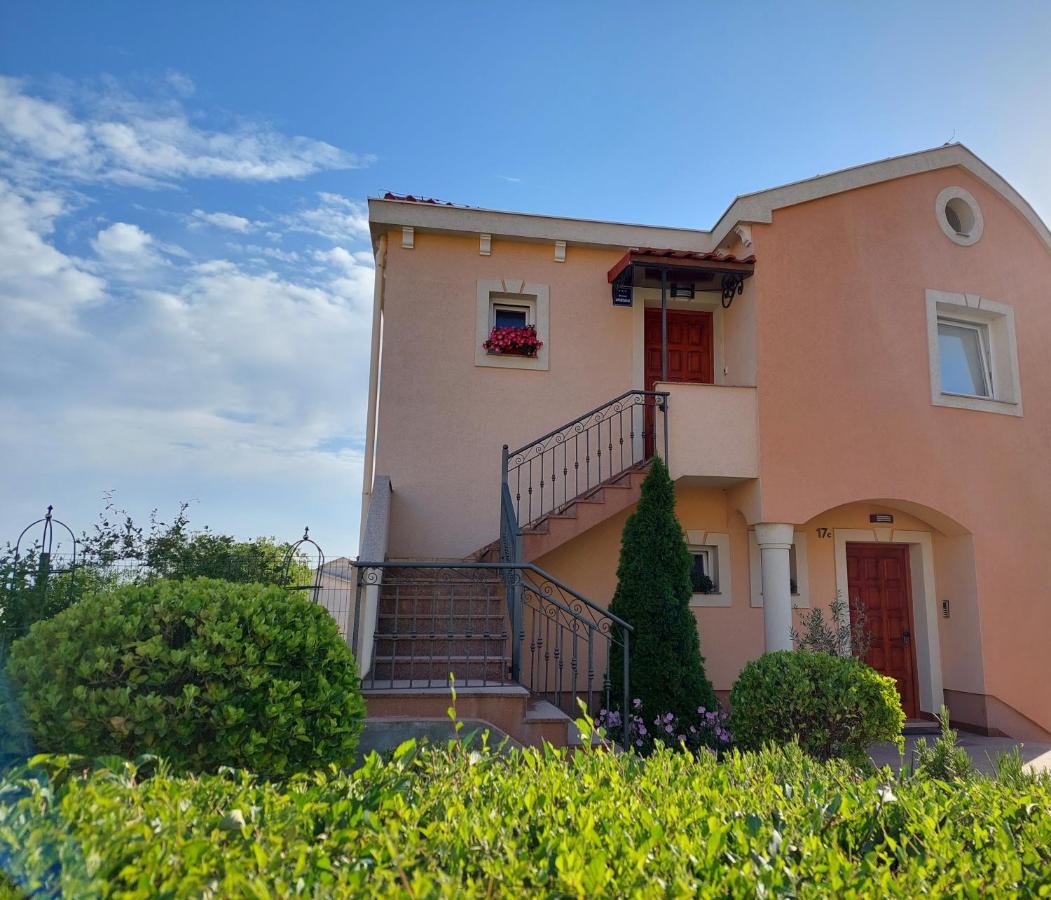 Polic Apartment
