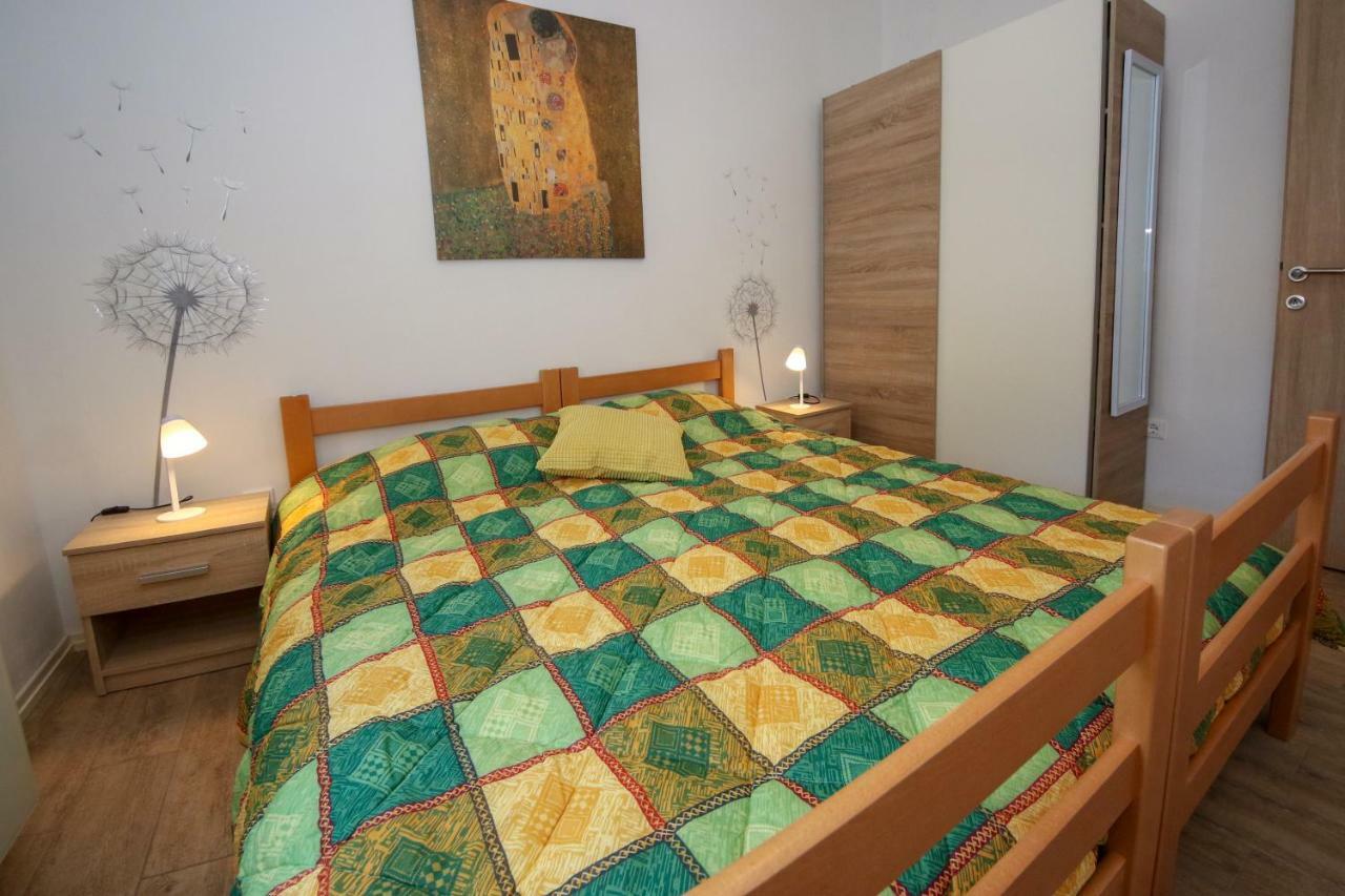 Apartment Polic *