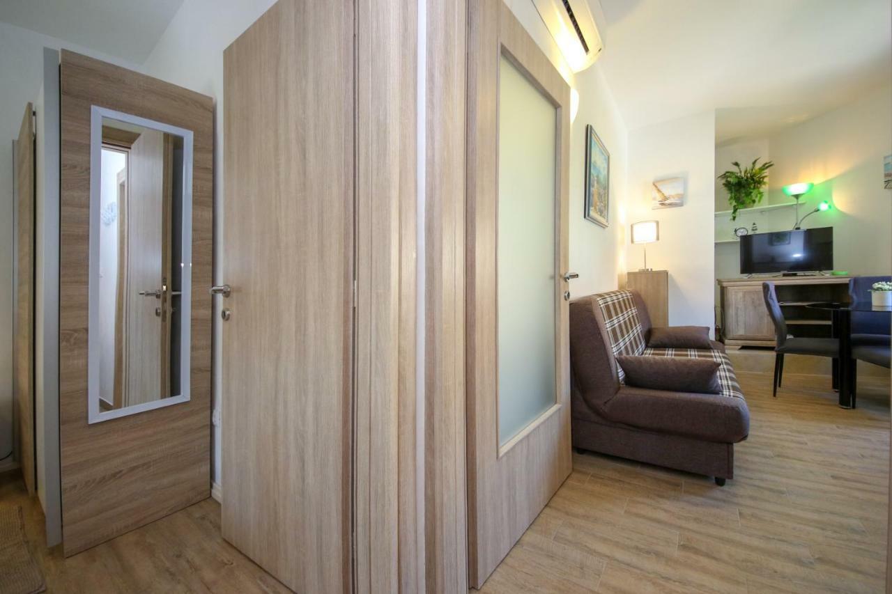 Polic Apartment *