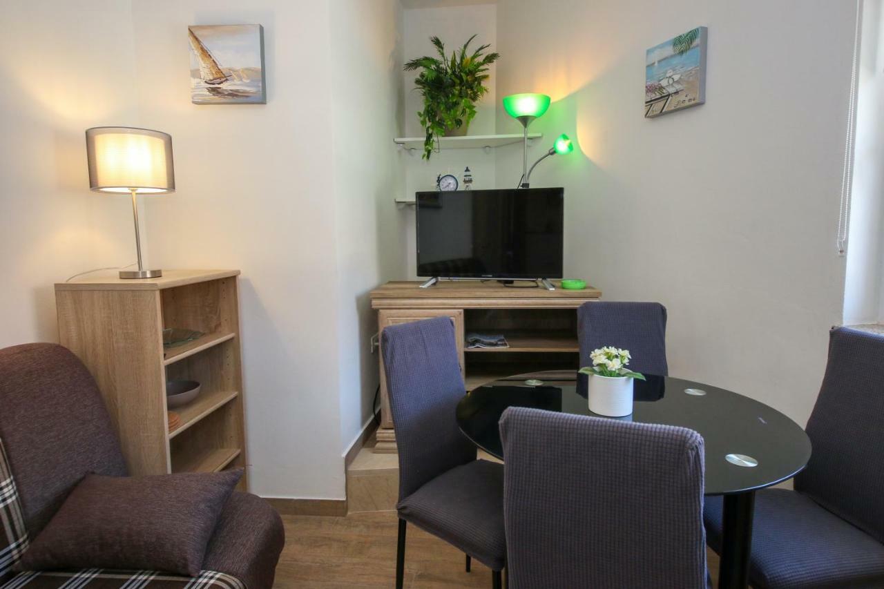 Apartment Polic *